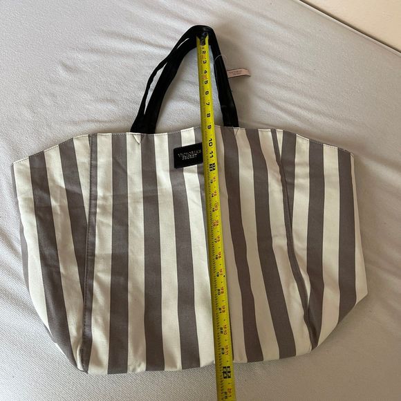 NWT Victoria's Secret Gray Striped Travel Beach Tote Bag 15 Inch - Picture 4 of 7